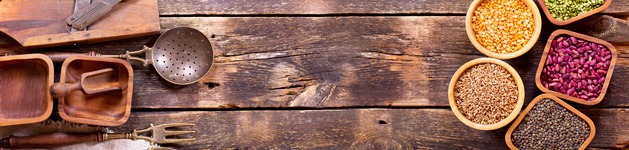 Bohnen auf Holzplatte, Bildausschnitt bei Höhe 620 mm